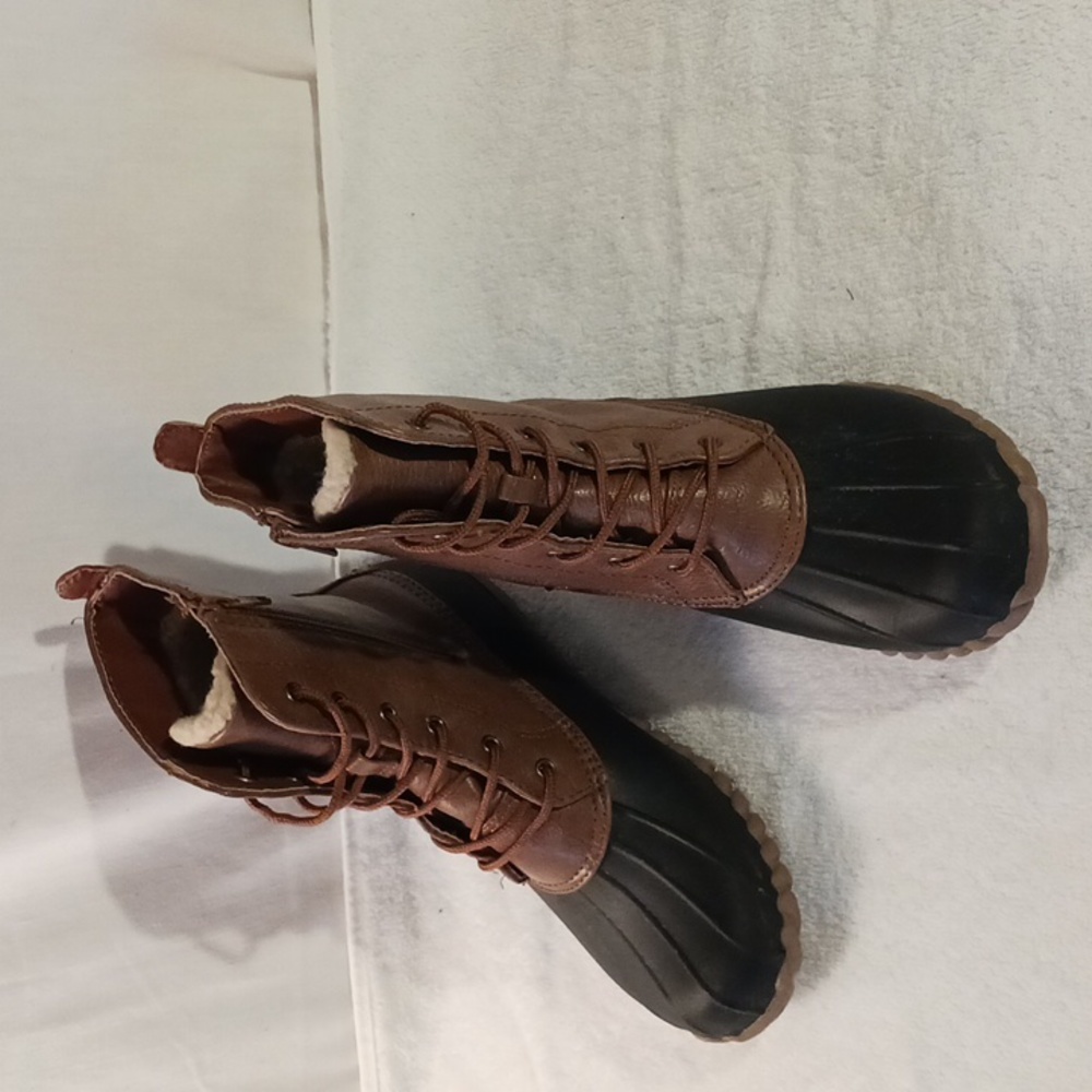 Yuu size 7M Women's Duck Boots